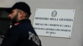Vicini a giudice minacciata a Tribunale Minorenni L'Aquila